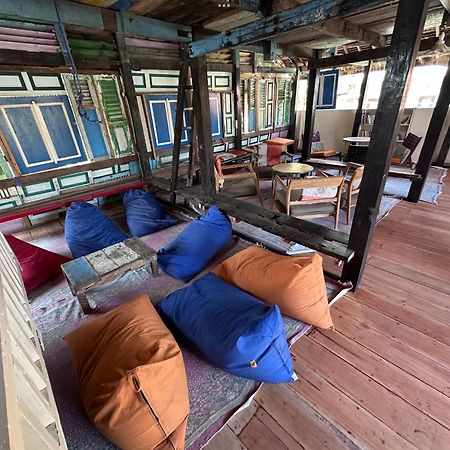 Gili La Boheme Hostel กีลีตราวางัน ภายนอก รูปภาพ