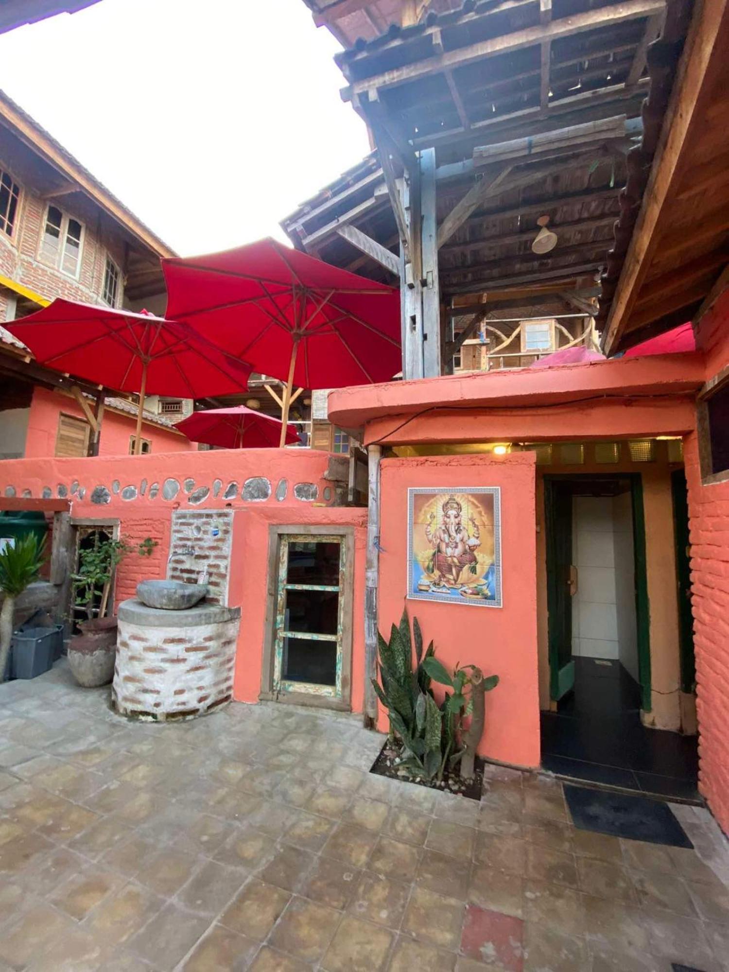 Gili La Boheme Hostel กีลีตราวางัน ภายนอก รูปภาพ