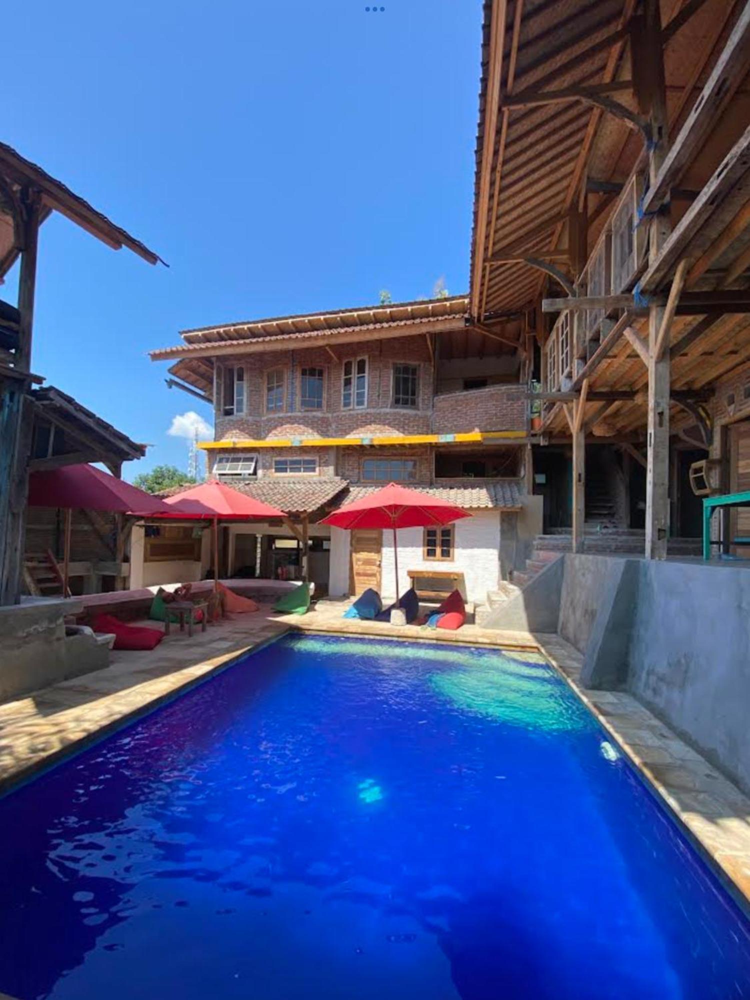 Gili La Boheme Hostel กีลีตราวางัน ภายนอก รูปภาพ