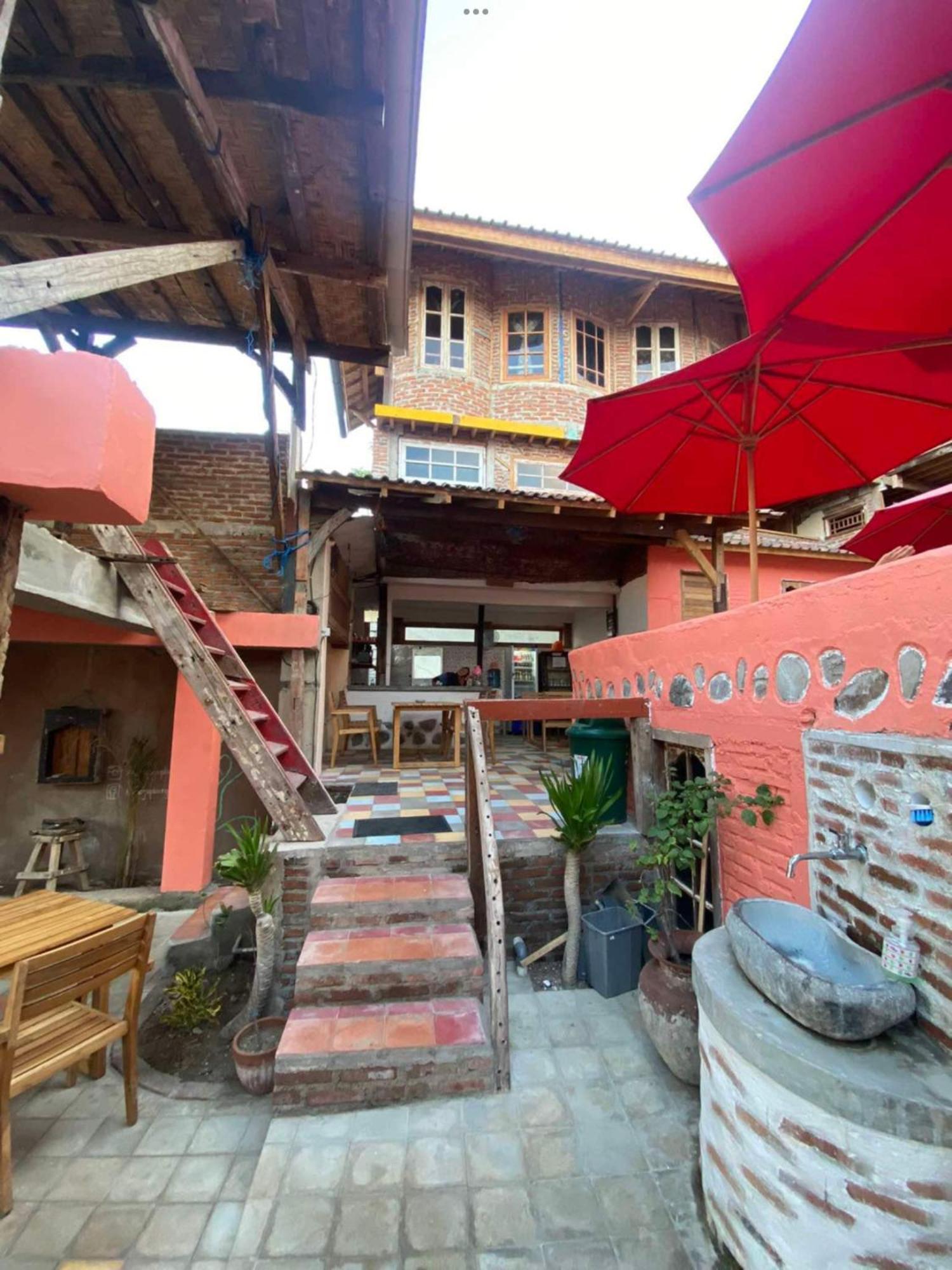 Gili La Boheme Hostel กีลีตราวางัน ภายนอก รูปภาพ