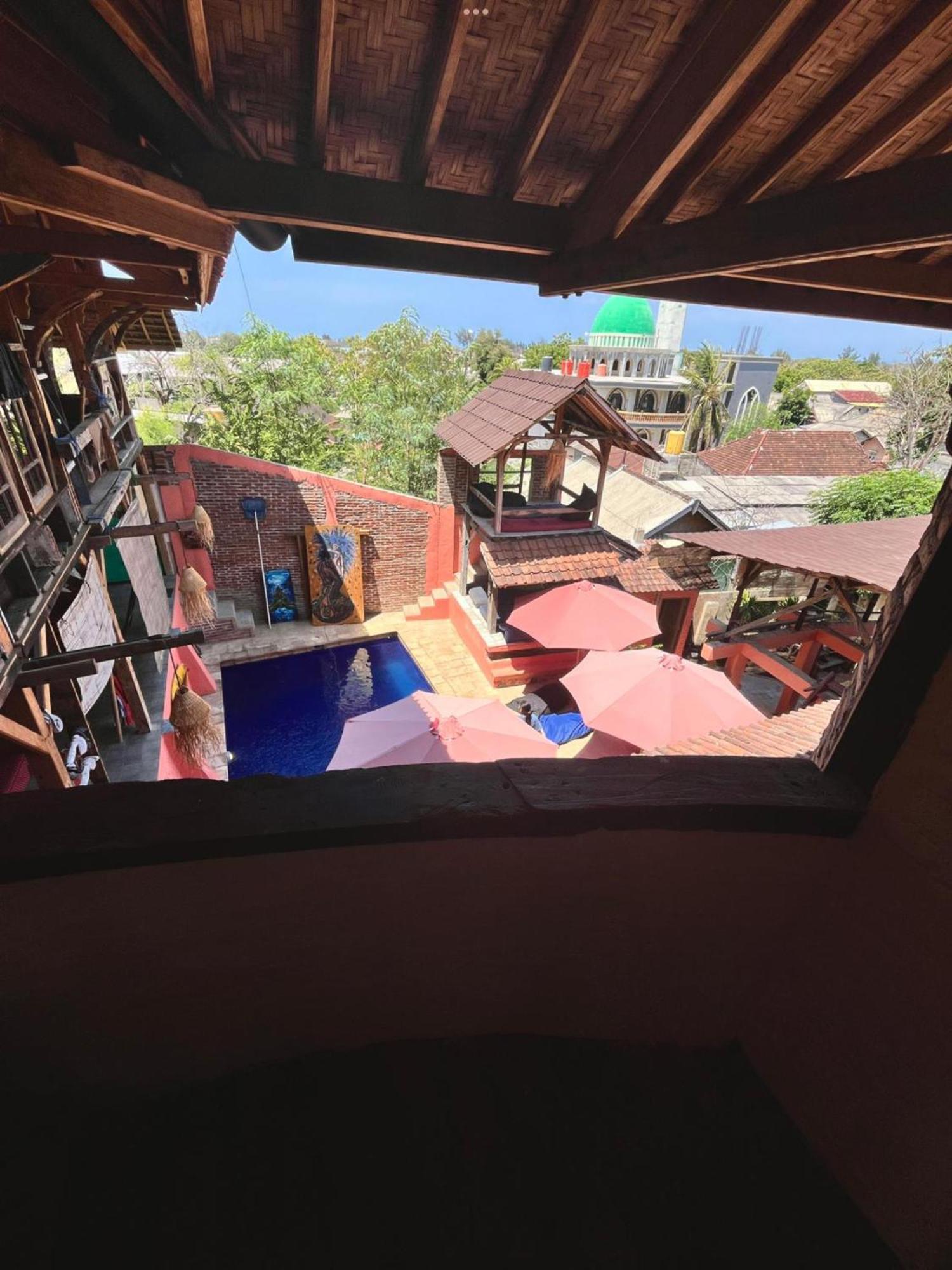 Gili La Boheme Hostel กีลีตราวางัน ภายนอก รูปภาพ
