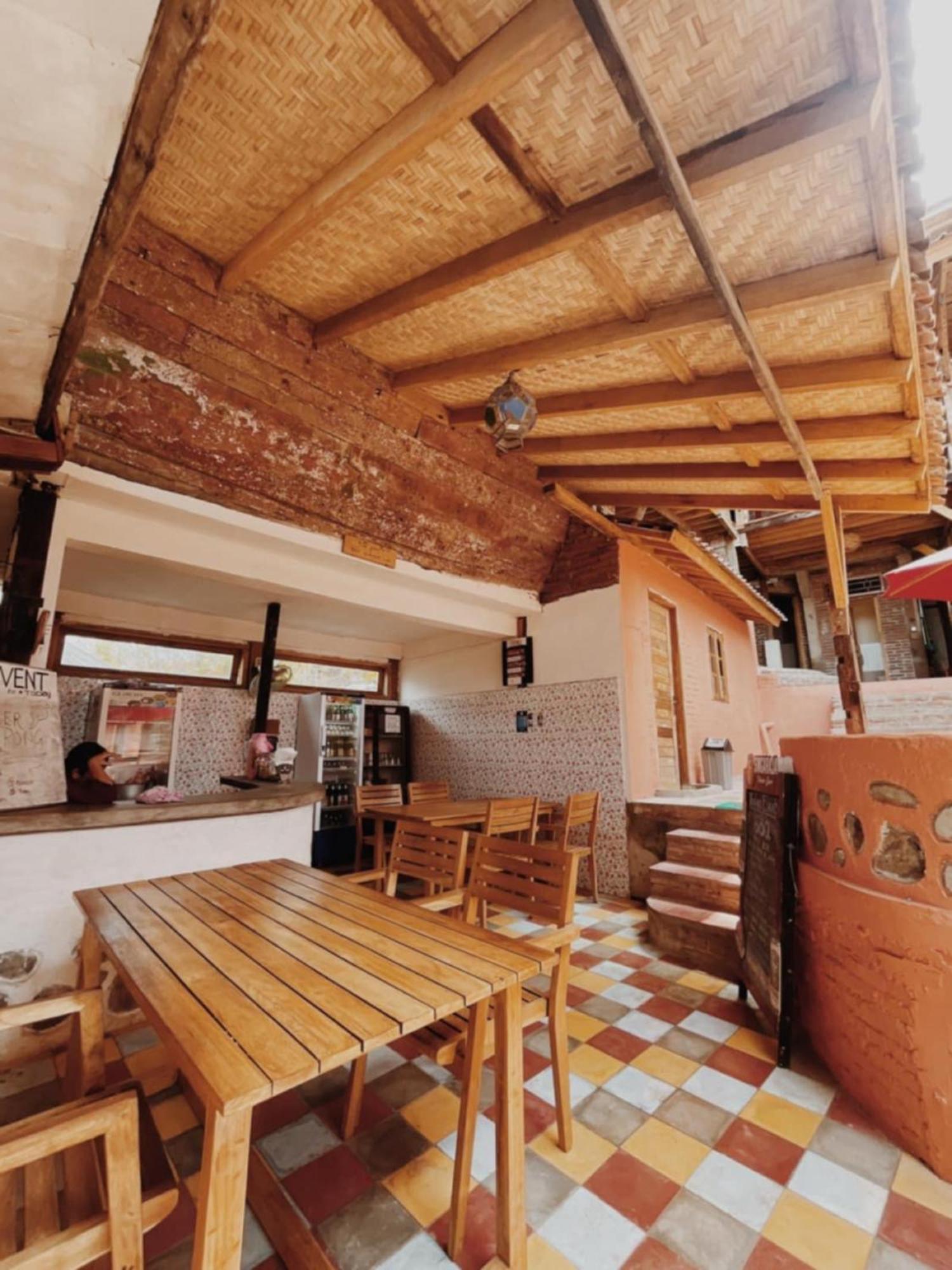 Gili La Boheme Hostel กีลีตราวางัน ภายนอก รูปภาพ
