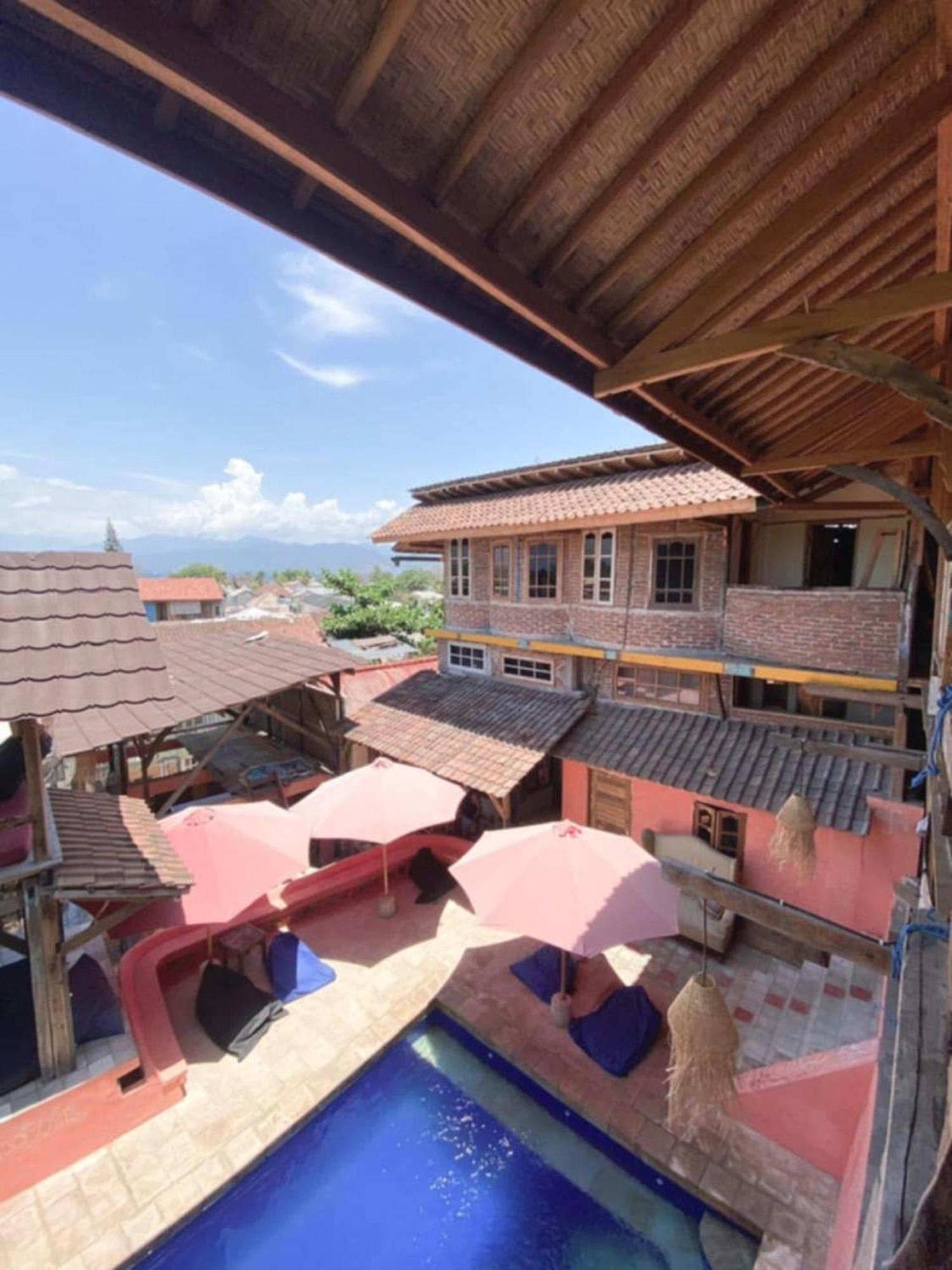 Gili La Boheme Hostel กีลีตราวางัน ภายนอก รูปภาพ