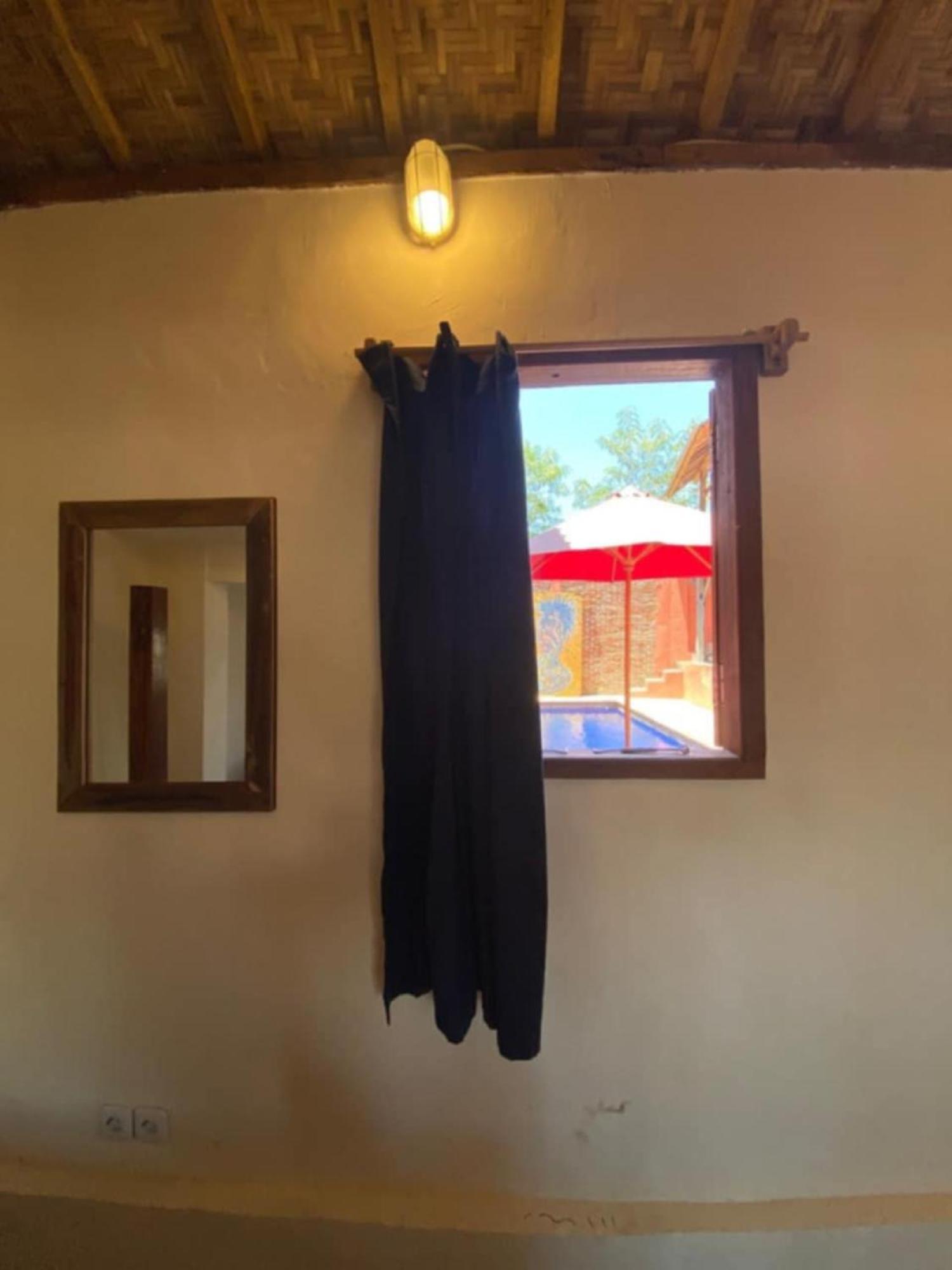Gili La Boheme Hostel กีลีตราวางัน ภายนอก รูปภาพ