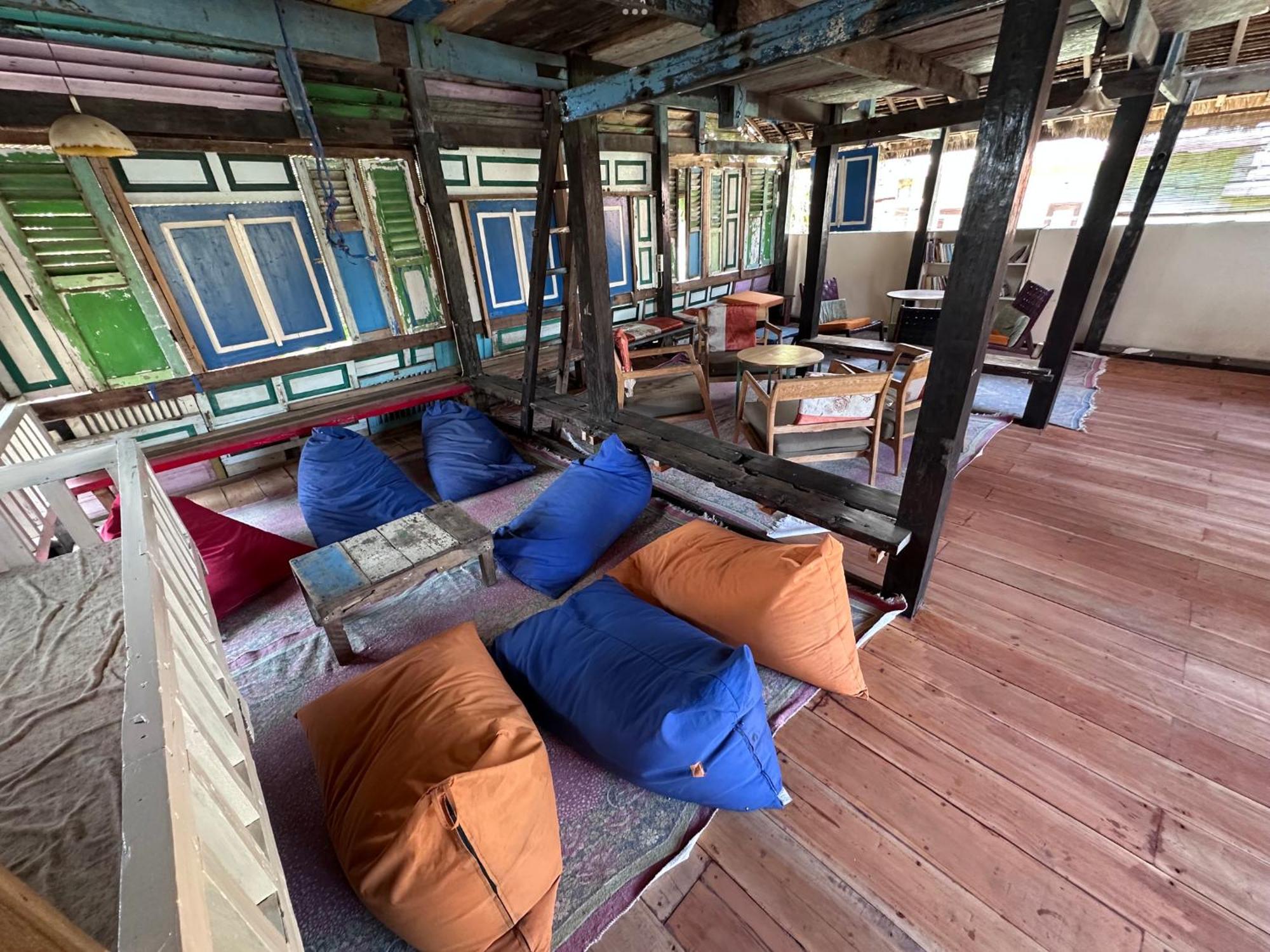 Gili La Boheme Hostel กีลีตราวางัน ภายนอก รูปภาพ