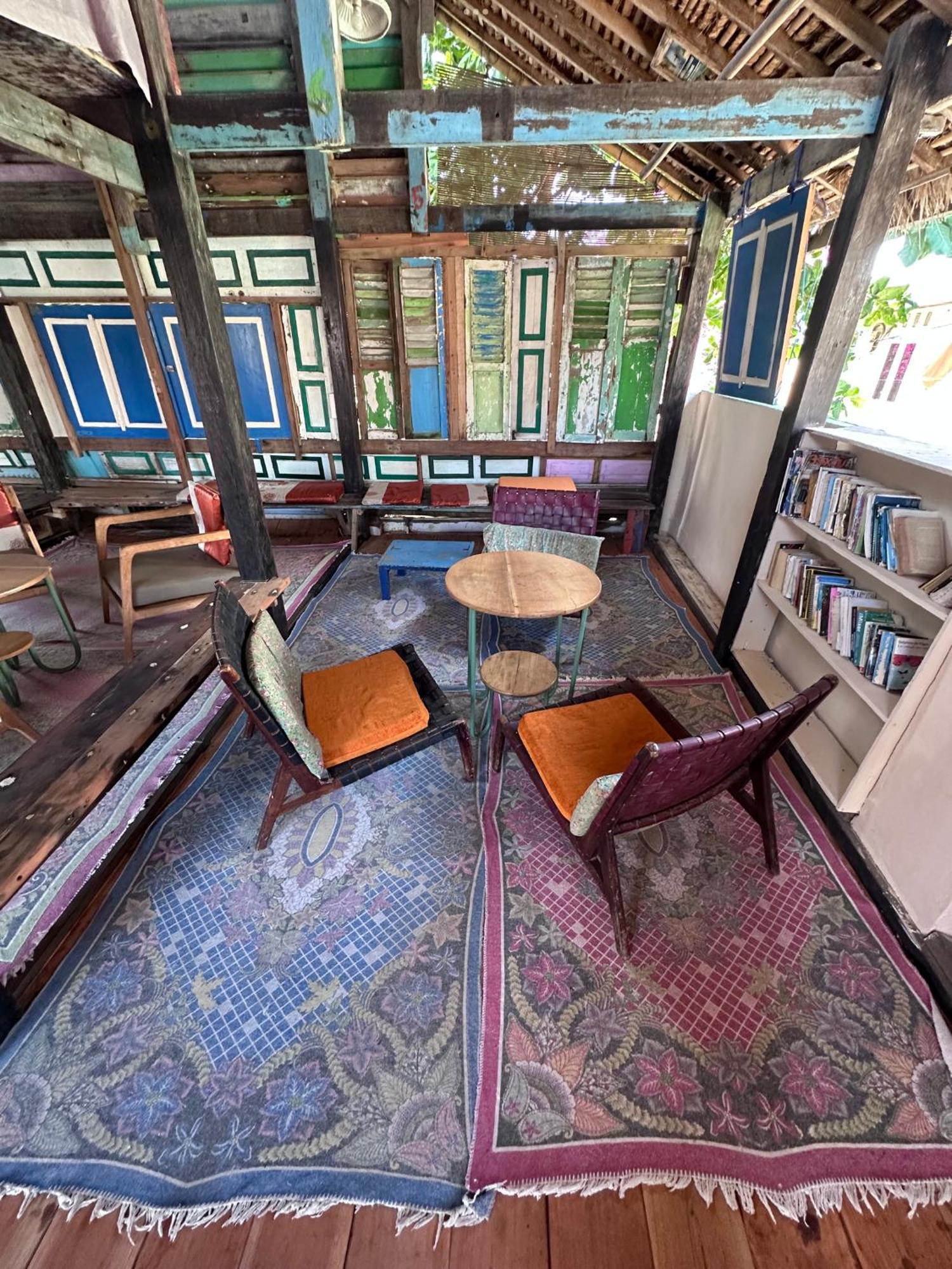 Gili La Boheme Hostel กีลีตราวางัน ภายนอก รูปภาพ