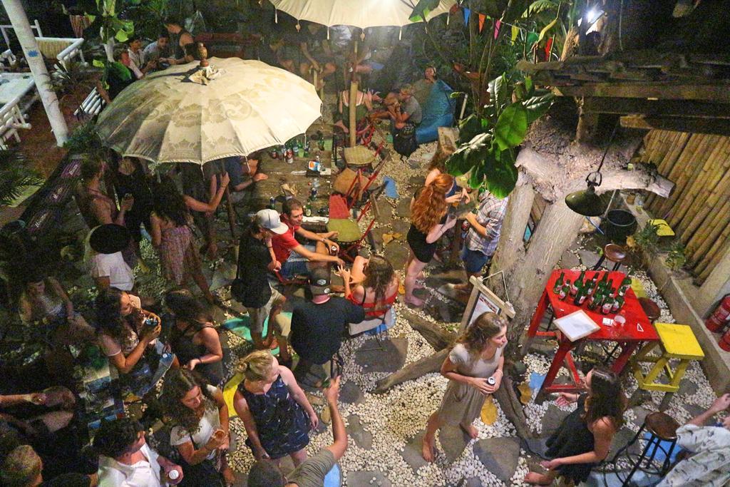 Gili La Boheme Hostel กีลีตราวางัน ภายนอก รูปภาพ