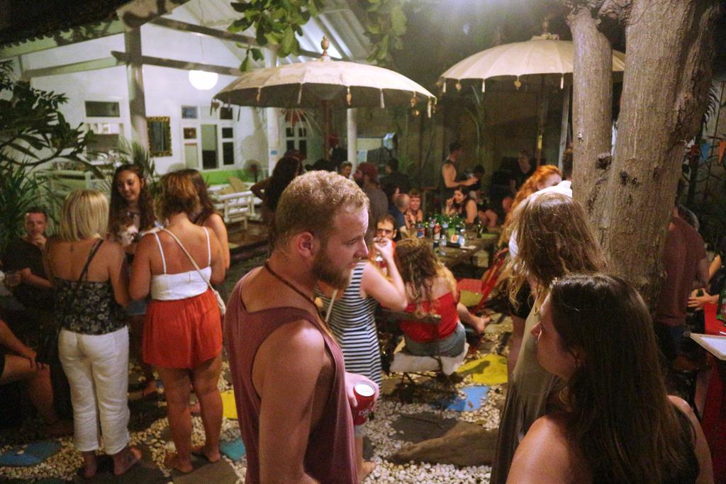 Gili La Boheme Hostel กีลีตราวางัน ภายนอก รูปภาพ