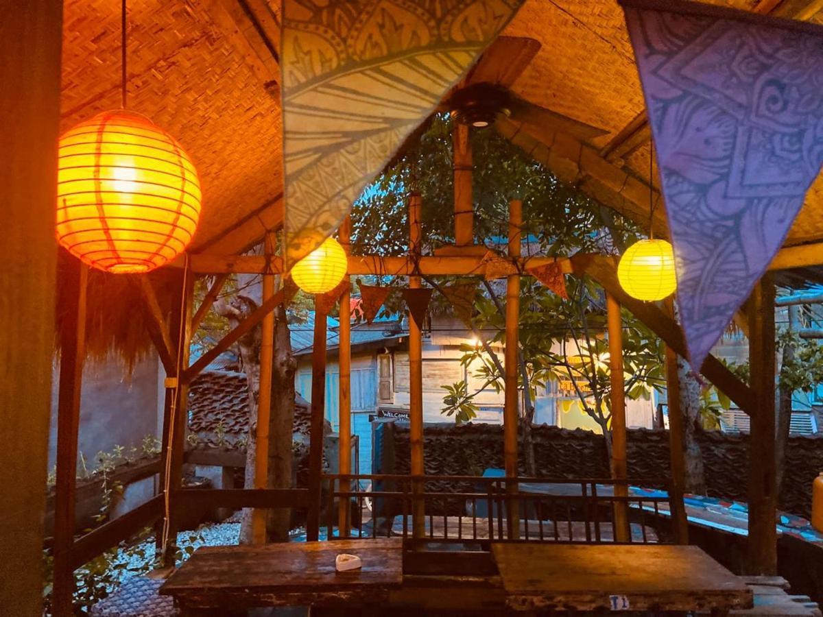 Gili La Boheme Hostel กีลีตราวางัน ภายนอก รูปภาพ